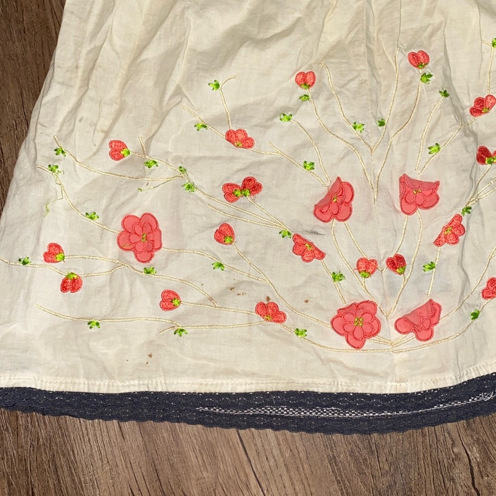 Twenty one top. Size small. Tank top. Super cute flower details. - Picture 5 of 7